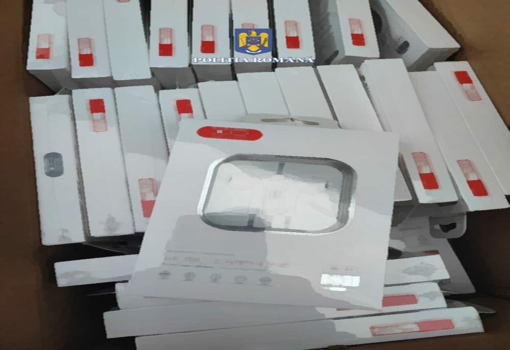 Accesorii de telefon contrafăcute de peste 2,2 milioane lei, oprite în Portul Constanța