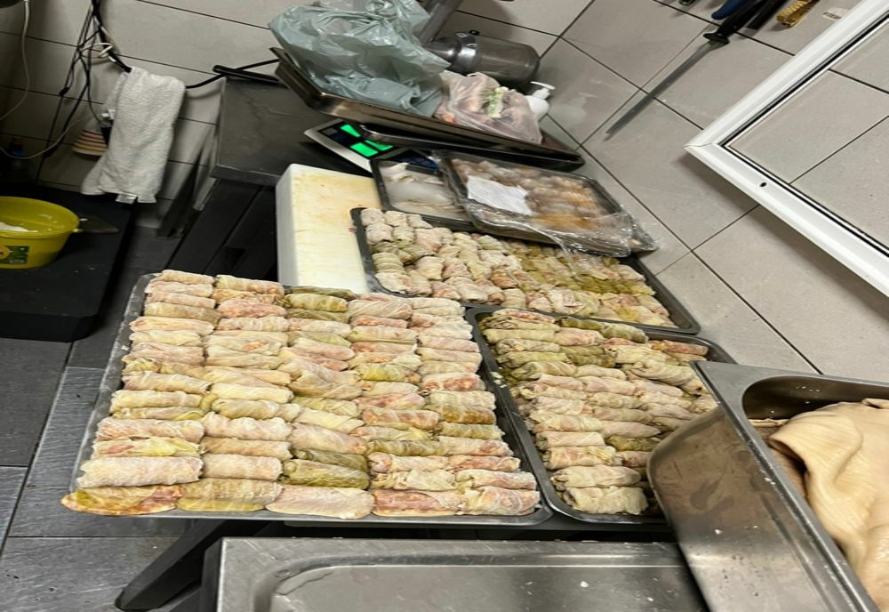 FOTO VIDEO Gândaci și mâncare expirată. Restaurant din Constanța închis și amendat de Protecția Consumatorului