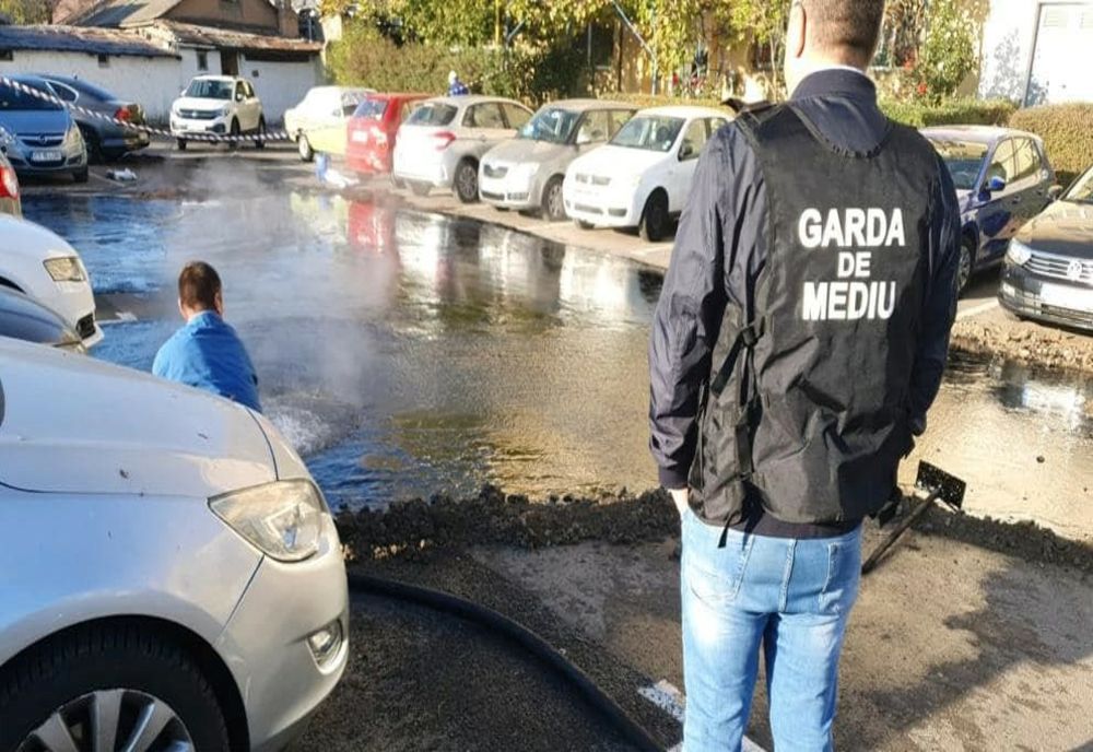 FOTO Parcarea unui bloc inundată cu păcură. Societate amendată drastic