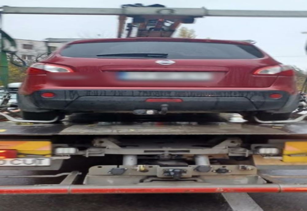 Opririle și staționările neregulamentare în atenția polițiștilor locali. Amenzi și mașini ridicate