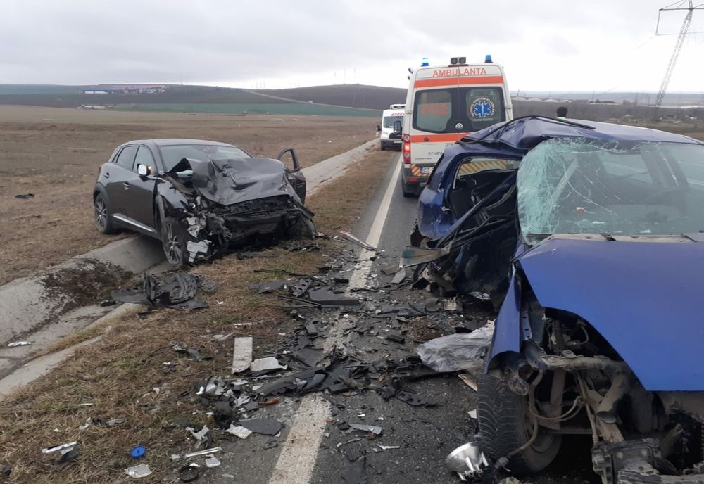FOTO Două mașini s-au făcut praf după ce s-au ciocnit pe DN22