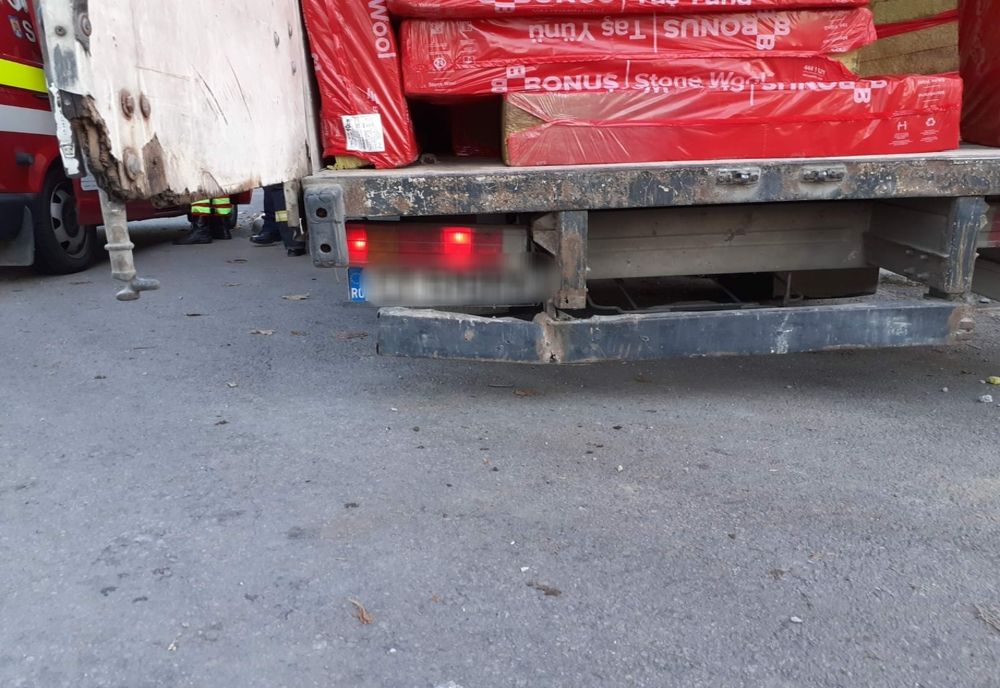 FOTO Un autocamion a făcut praf un stâlp. O victimă