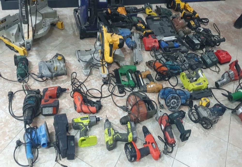 Tineri prinși după ce au spart o casă din Tuzla și au furat scule electrice