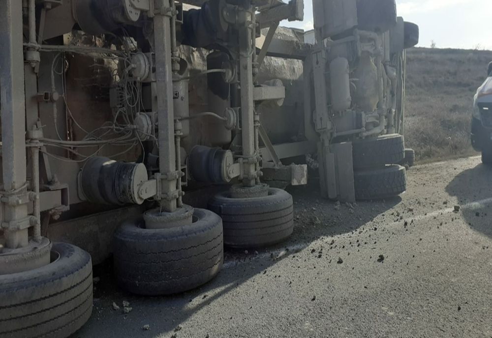 FOTO TIR răsturnat pe drumurile din Constanța. O victimă la spital