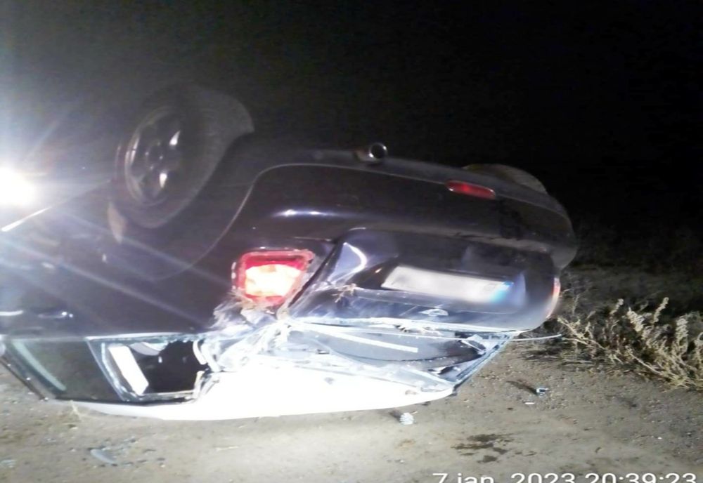  FOTO Cascadorie pe șosea, mașină răsturnată