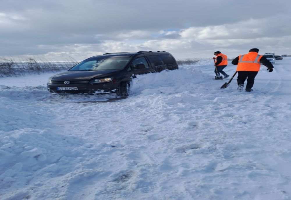 VIDEO Autoturisme blocate în nămeți în județul Constanța