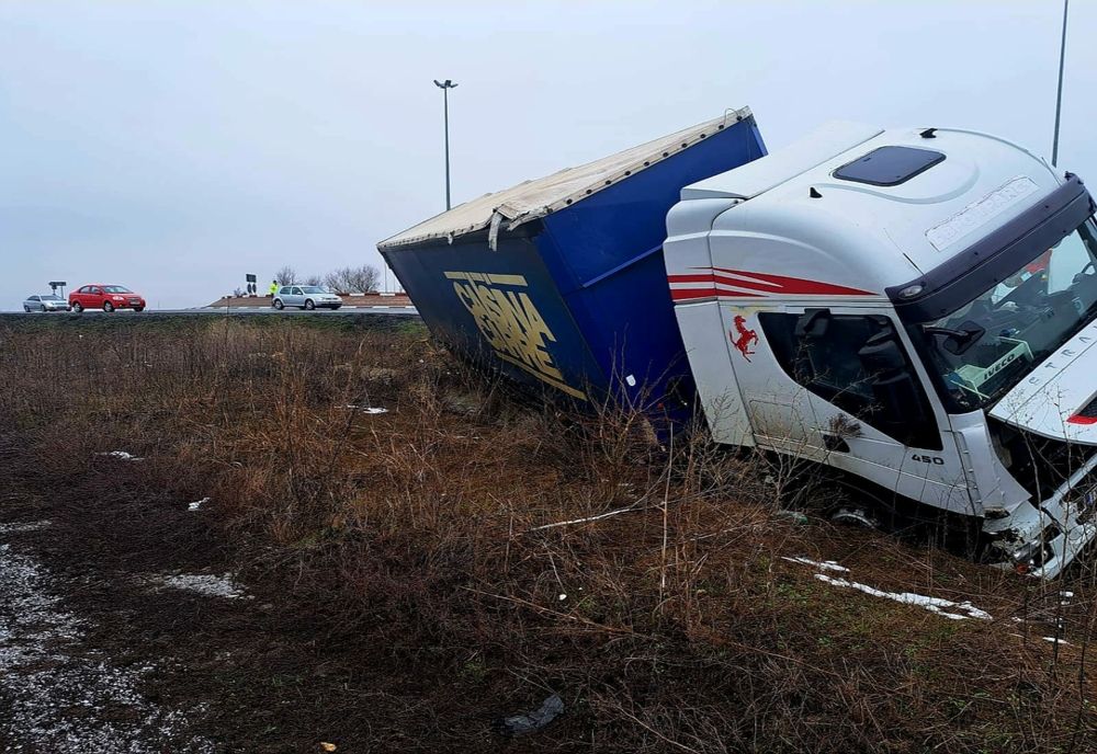 FOTO Accident pe A2- TIR ieșit de pe carosabil