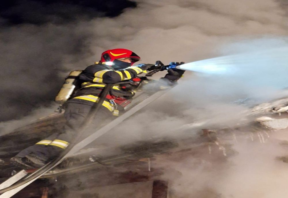 Acoperișul unei case din Limanu cuprins de flăcări