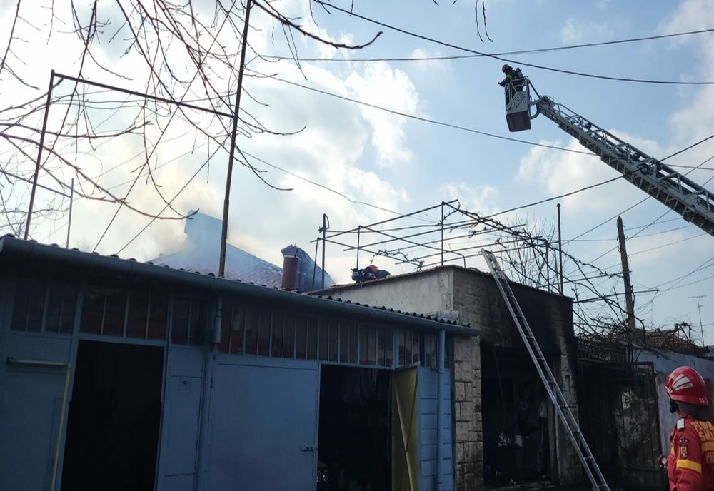 FOTO Garaj cuprins de flăcări. Intervin pompierii cu trei autospeciale