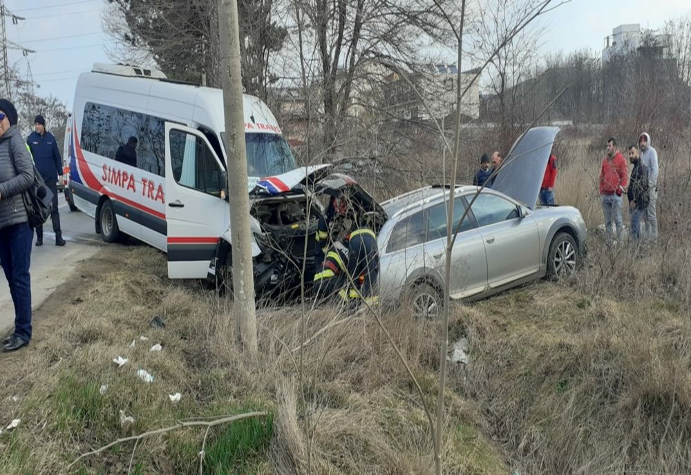 Accident cu un microbuz și un autoturism în Eforie Nord. Patru oameni răniți
