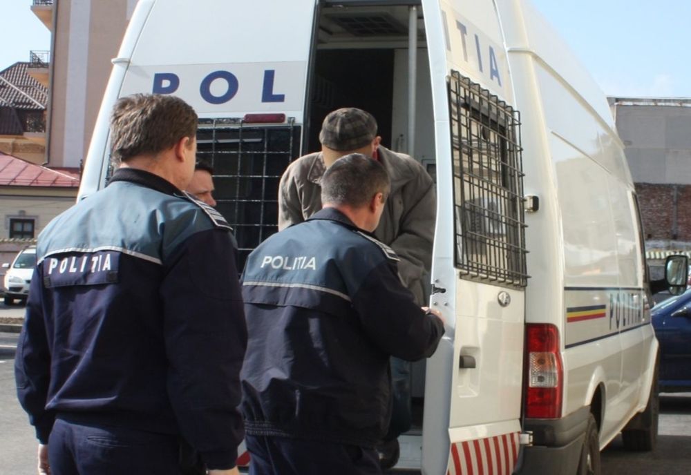 Patru adolescenți reținuți pentru tâlhărie calificată