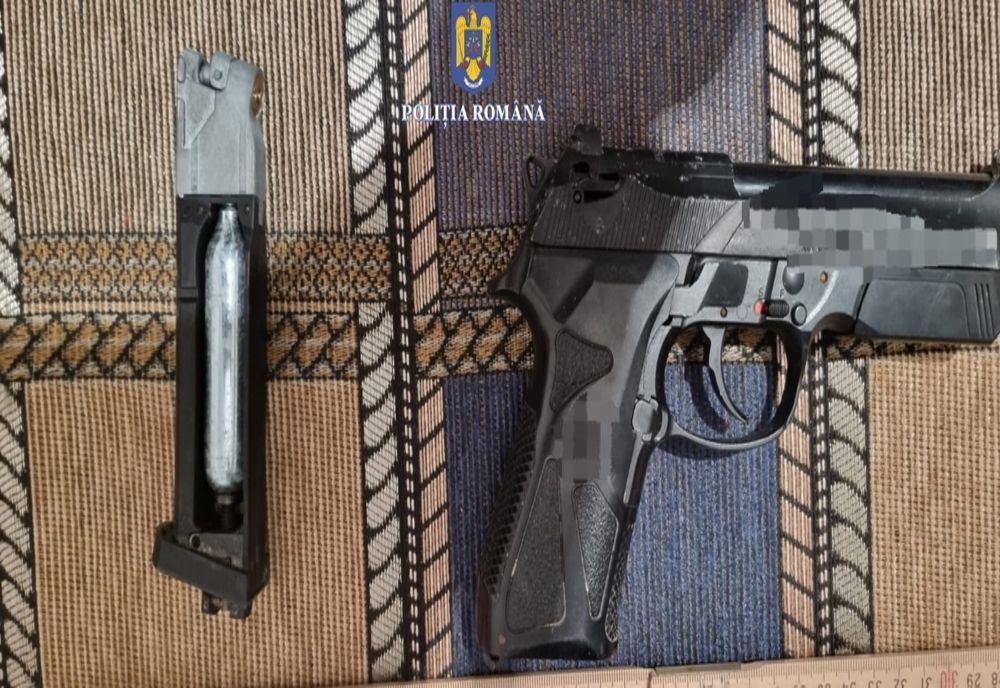 FOTO Percheziții la proxeneții din Constanța și Tulcea. Mai multe persoane  reținute 