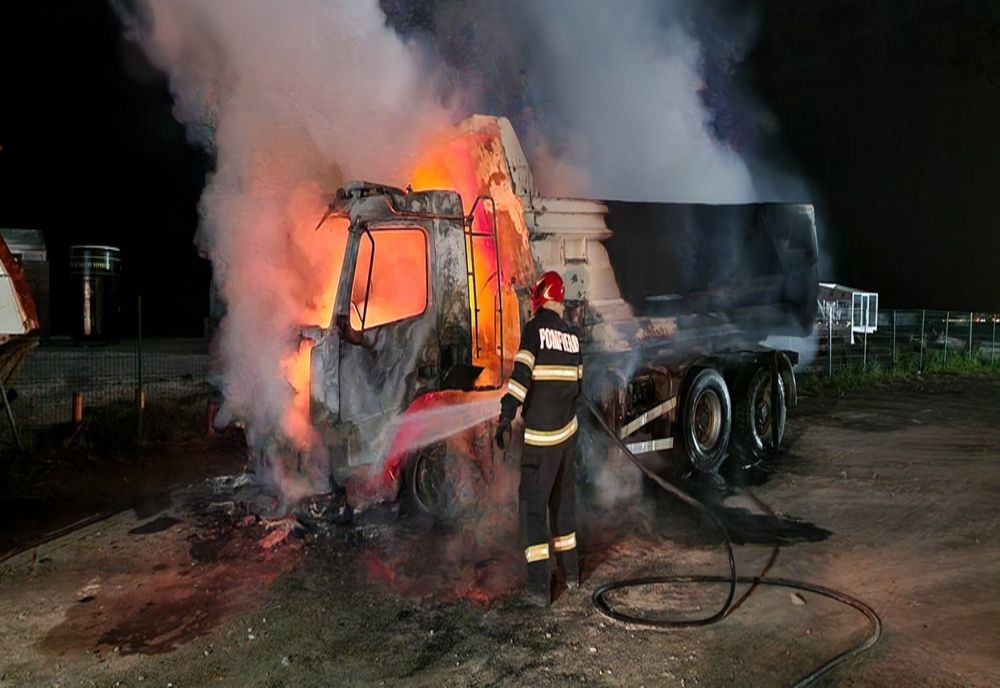 FOTO Basculantă cuprinsă de flăcări în Năvodari
