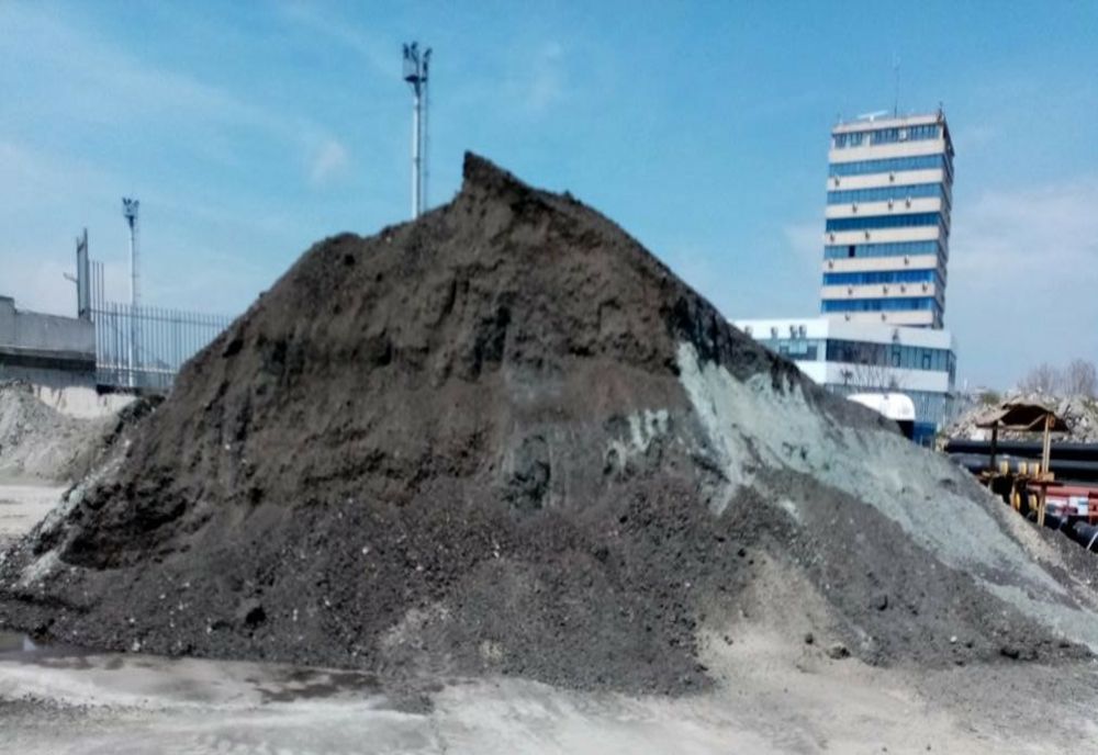 FOTO Firmă de construcţii amendată de Garda de Mediu Constanța cu 60.000 de lei pentru că a depozitat într-o parcare deşeuri