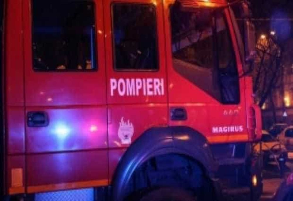 POMPIERII INTERVIN PENTRU SALVAREA UNEI PERSOANE BLOCATĂ PE CAPOTA MAȘINII LUATE DE VIITURĂ, ÎN JUDEȚUL CONSTANȚA 