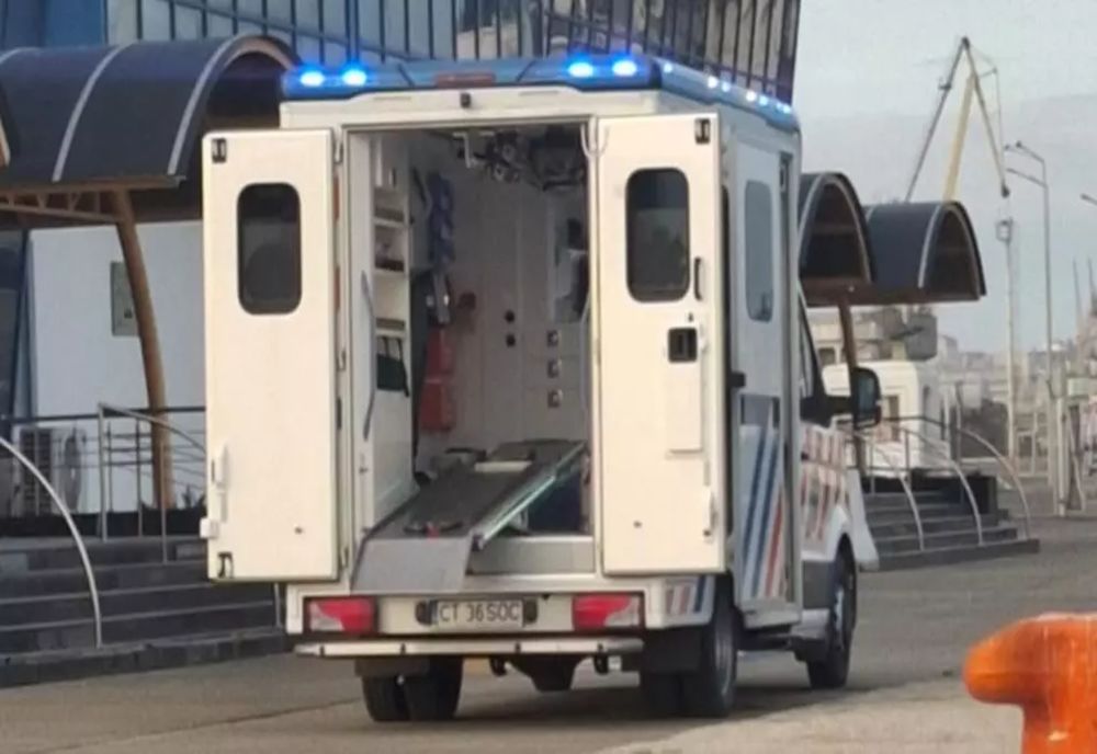 Misiune de salvare în larg: un echipaj ARSVOM intervine pentru un marinar cu probleme medicale