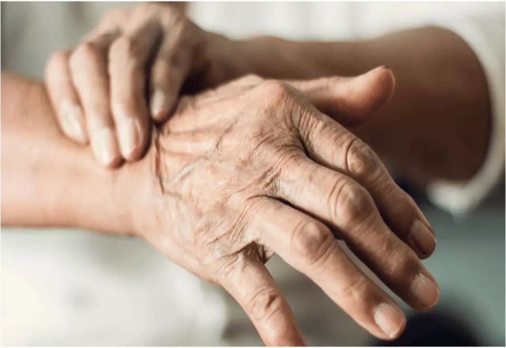 Semnele tăcute care apar cu ani înainte de tremur