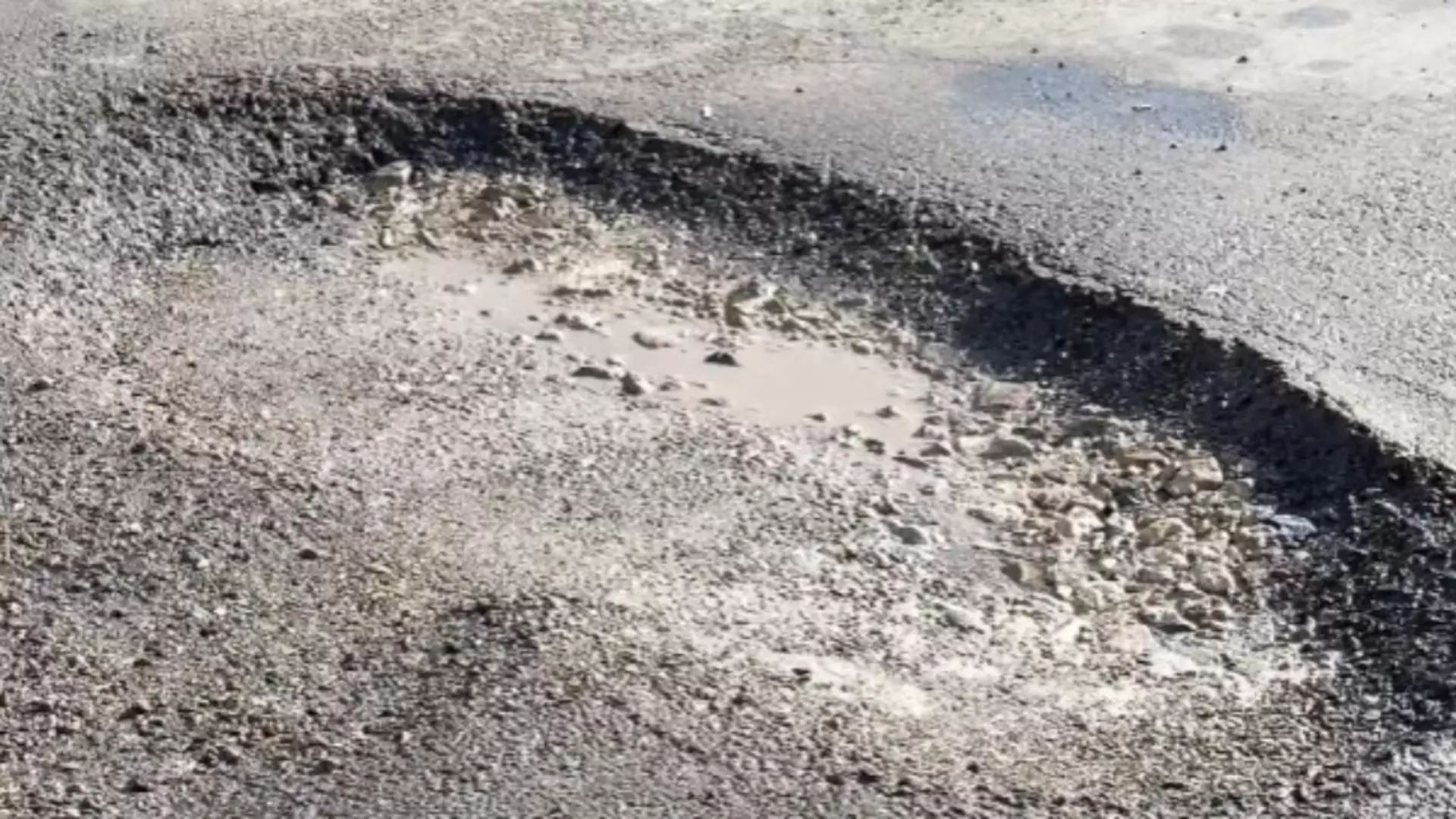 Cratere de un metru pe o șosea din Constanta. Stațiile de autobuz au fost mutate