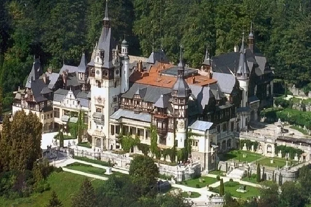 Turiștii nu mai pot intra la Castelul Peleș. Biletele se epuizează rapid