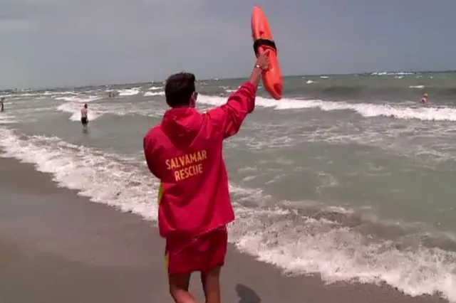 La un pas de tragedie la Eforie Nord! Tată și fiică, salvați din mare pe ultima sută de metri VIDEO