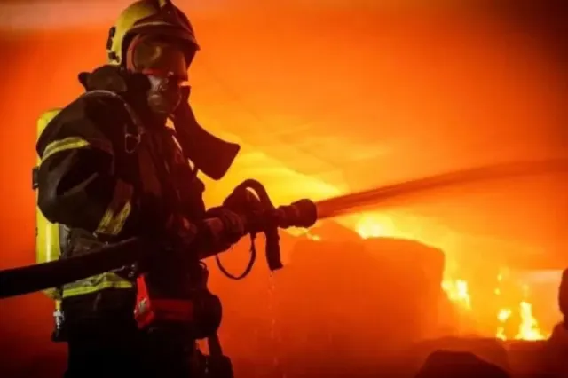 Incendiu puternic într-un apartament din Medgidia. Bărbat de 70 de ani, intoxicat cu fum