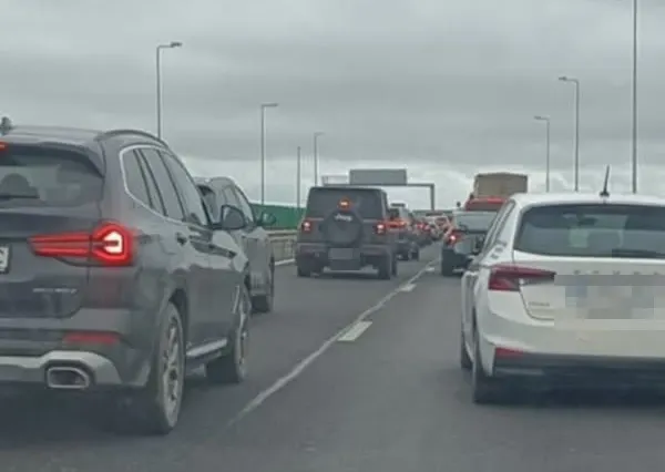 Accident pe drumul spre mare! Doi copii, răniți după impactul dintre trei mașini: coloană de 7 kilometri