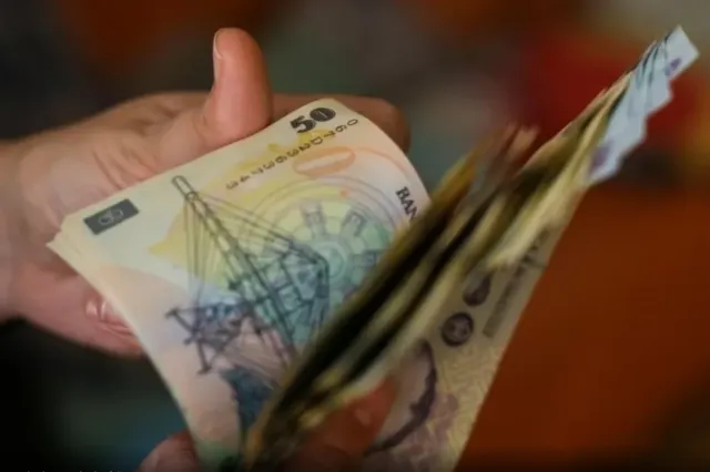 Salariile pierd teren în fața inflației. Venitul mediu net a scăzut în august