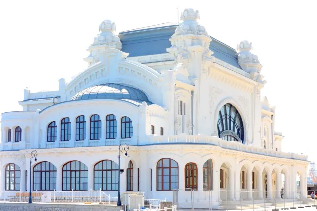 Promenadă și clădiri mai joase în zona dintre strada Traian și Șoseaua Portului din Constanța