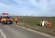 S-a răsturnat cu mașina pe câmp