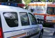 S-a legat cu cătuşele de rampa primăriei şi a vrut să-şi dea foc