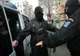 Arme ridicate de poliţişti şi dosar penal pentru nerespectarea armelor şi muniţiilor