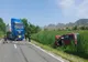 Impact violent între un autocamion și o mașină. Trafic blocat pe DN22D