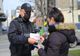 Zâmbete și flori împărțite de polițiștii locali 